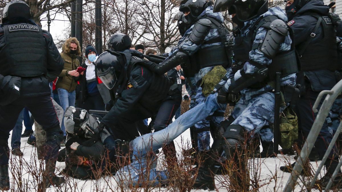 Fotky z mrazivých protestů za Navalného: Policie tvrdě zakročila